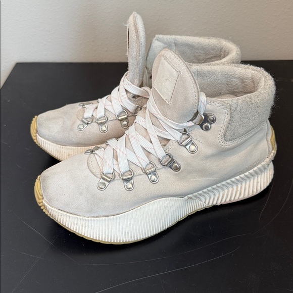 Sorel | Out N About III Conquest Winter Ankle Boot | Chalk, Sea Salt | Size 7 - Picture 3 of 8